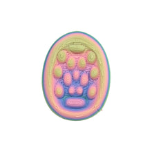 Inquadratura dall'alto in primo piano di una Namii Worry Stone Bubble nella vibrante colorazione multicolore, che mostra la texture in rilievo caratterizzata da piccole semisfere a bolla sulla superficie.